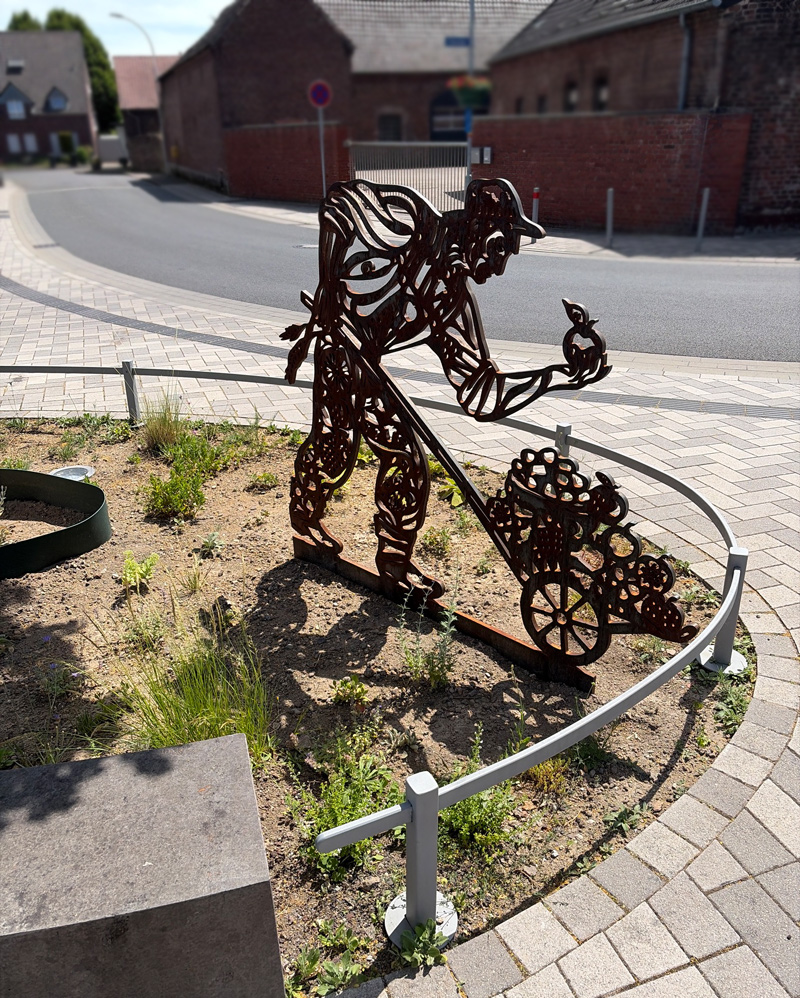 Kunst-Kollision im Staudenbeet