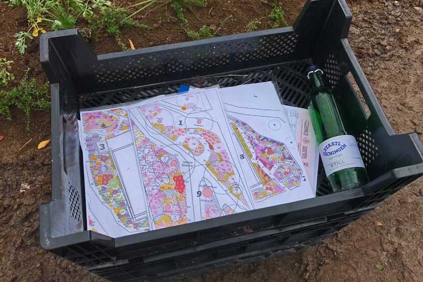 Laminierter Pflanzplan für ein Staudenbeet als Hilfe bei der fachgerechten Pflanzung.