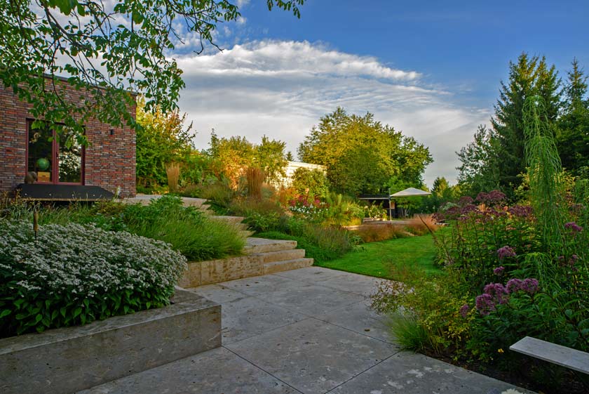 Innenhof und Blick in den Garten Thalbürgel (Thüringen) - eine Gartenplanung vom Studio Torsten Matschiess, Nettetal