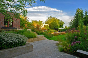 Pflanzplanung im Kontext erlesener Baustoffe, Gartenansicht mit Stauden und hochwertigen Materialien