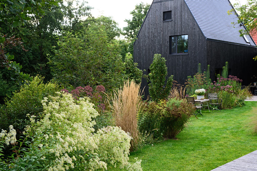 Das Haus von der langen Staudenrabatte aus gesehen.