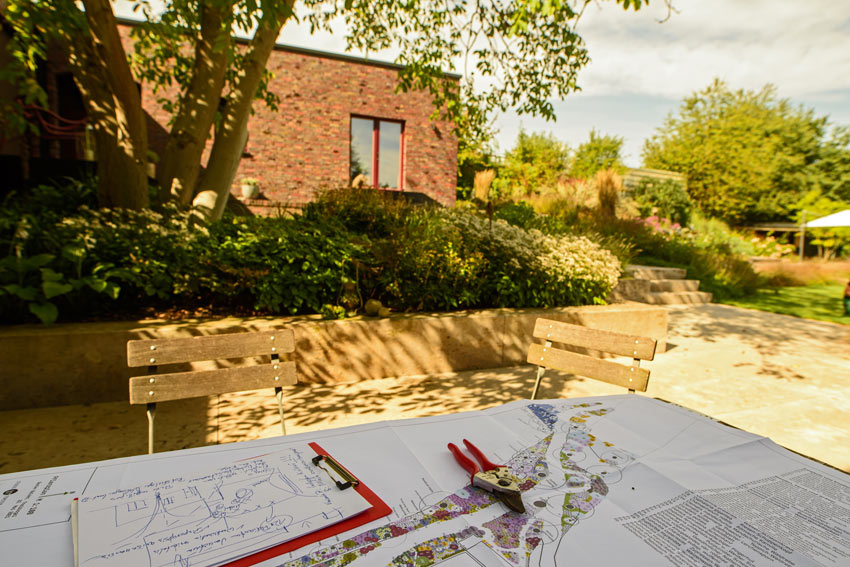 Bei der Kontrolle der Pflanzung ist immer auch der Pflanzplan dabei. Im Abgleich mit der Realität zeigt sich, ob die geplante Pflanzengesellschaft zu den lokalen Gegebenheiten und zum vorgesehenen Pflegeumfang passt oder ob lenkende Maßnahmen erforderlich sind.