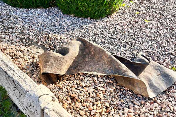 Die Folie muss vollständig entfernt werden, da sie durch Bodenbewegungen zunehmend zerfällt. Am Ende bleibt Mikroplastik zurück, das ins Grundwasser gelangen kann.