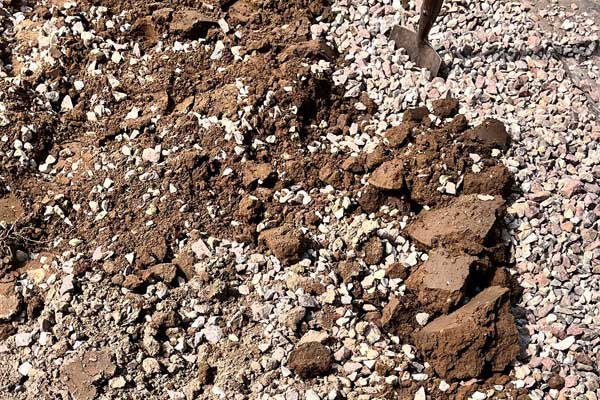 Der Kalksteinschotter wird zwei Spaten tief eingearbeitet. Er lockert den Boden auf, magert ihn ab und schafft so ideale Bedingungen für Stauden, die Sommerstress tolerieren.