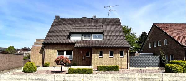 Juni 2023: Ursprünglich sollte der Buchs (Buxus sempervirens) im Vorgarten Bocholter Weg verbleiben. Der Befall mit Buchsbaumzünsler nahm danach allerdings rapide zu.