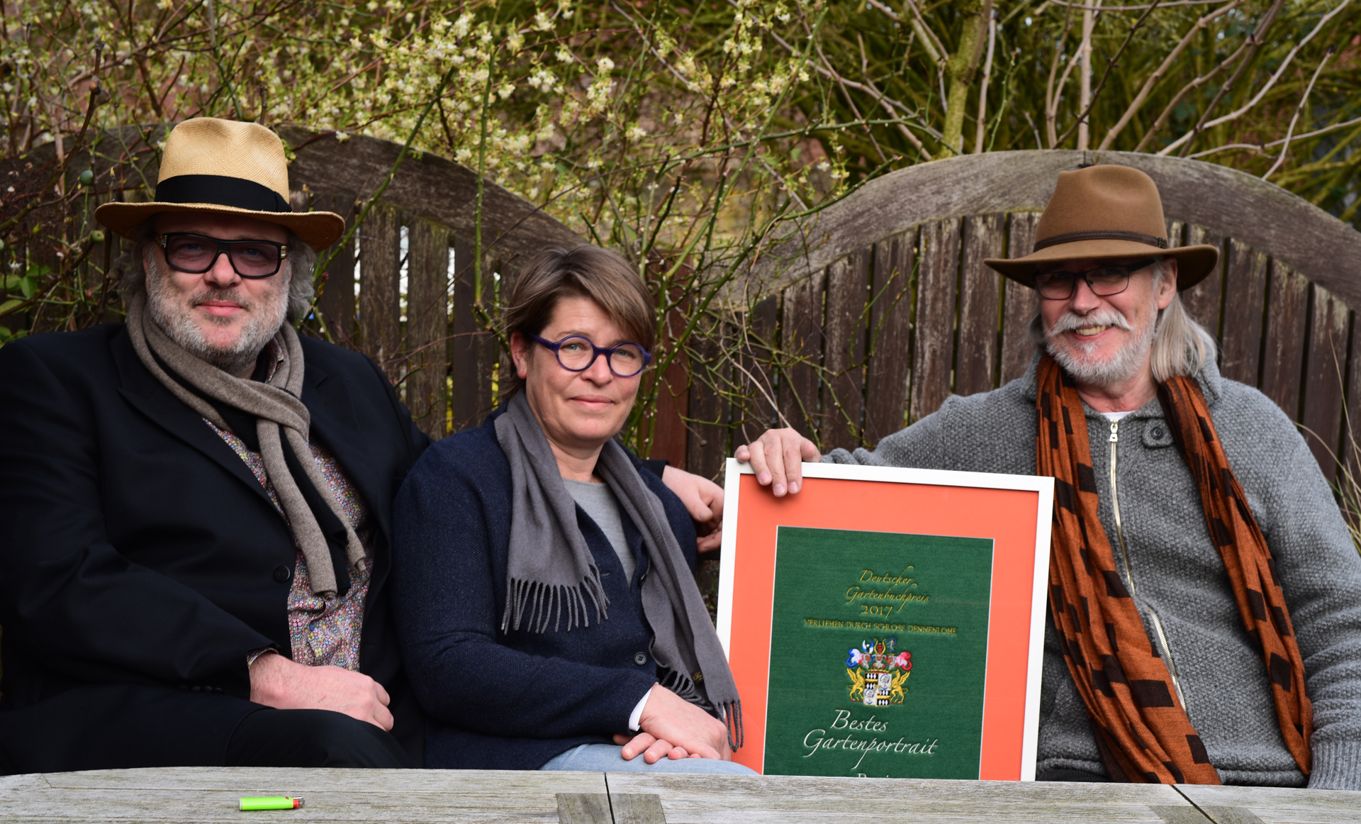 Beim Deutschen Gartenbuchpreis gewann das Buch Avantgardening in der Kategorie „Bestes Garten- und Pflanzenportrait“ den zweiten Platz. Torsten Matschiess, Tatiana Müksch und Jürgen Becker sagen: Besten Dank!